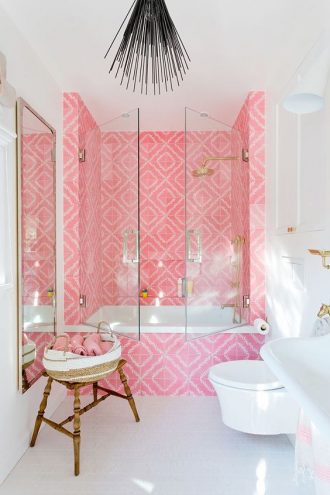 ¿Te atreverías con un baño rosa? 21 Baños de color rosa