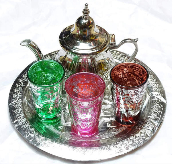 Juego de té marroquí, tetera y vasos adornados al estilo tradicional ai